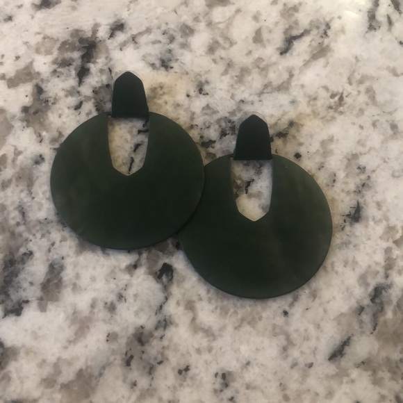NWOT Kendra Scott Diane matte earrings - Picture 2 of 3